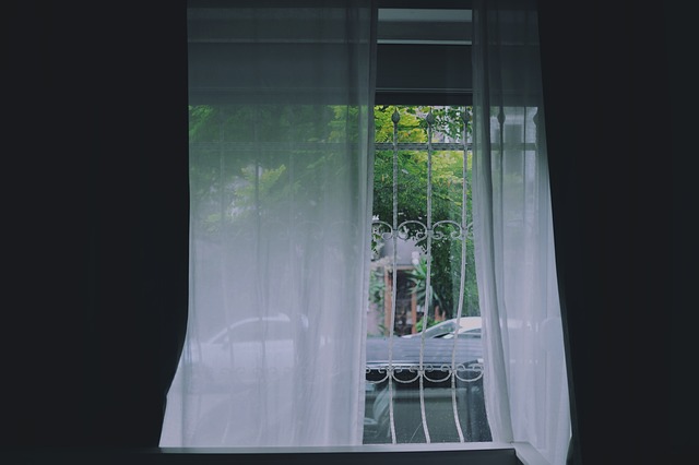 bílé závěsy v okně