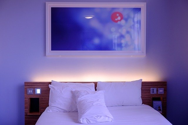 modrá hotelová ložnice